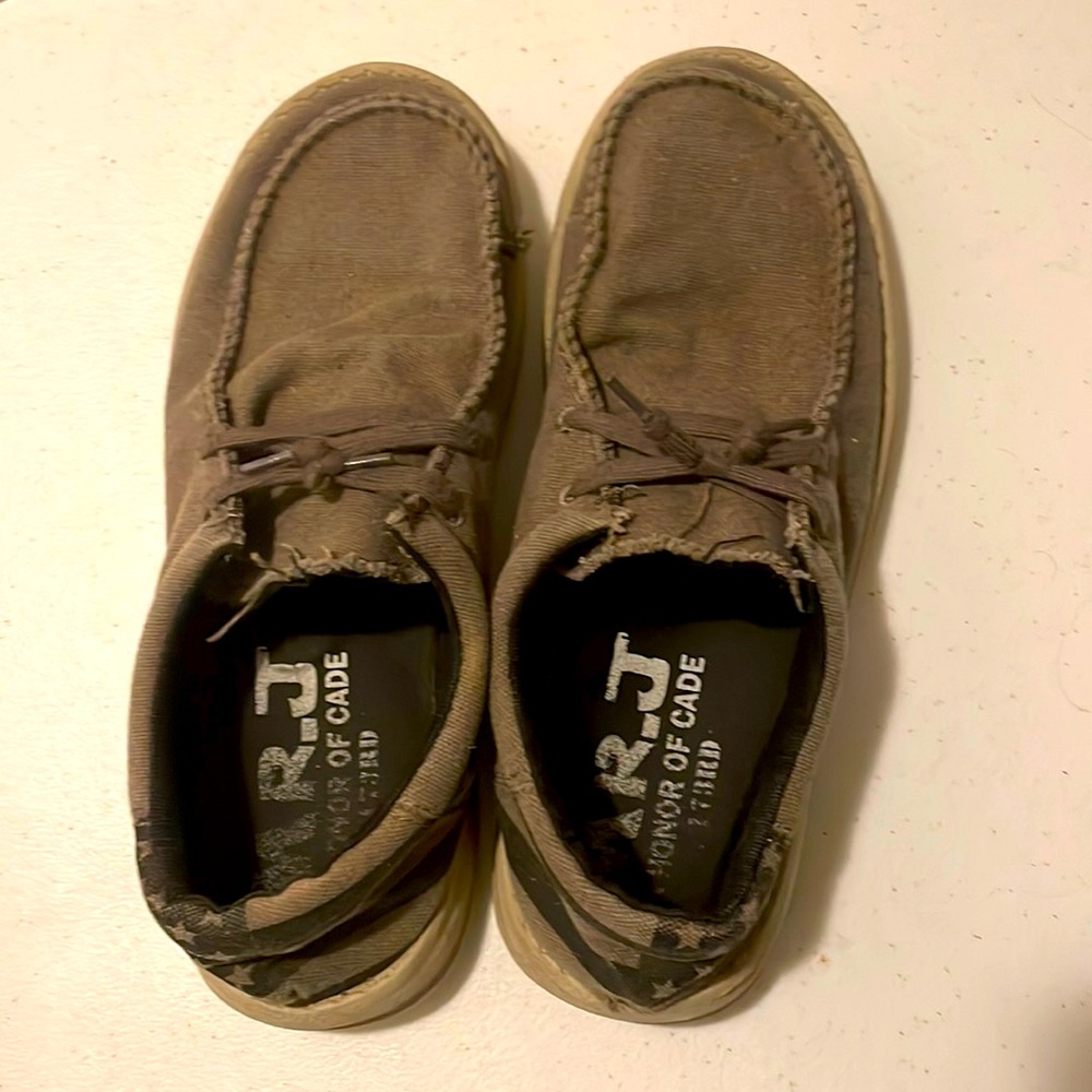Slip on shoes not hey dudes. Laces to tighten for better fit. Size 10.5.